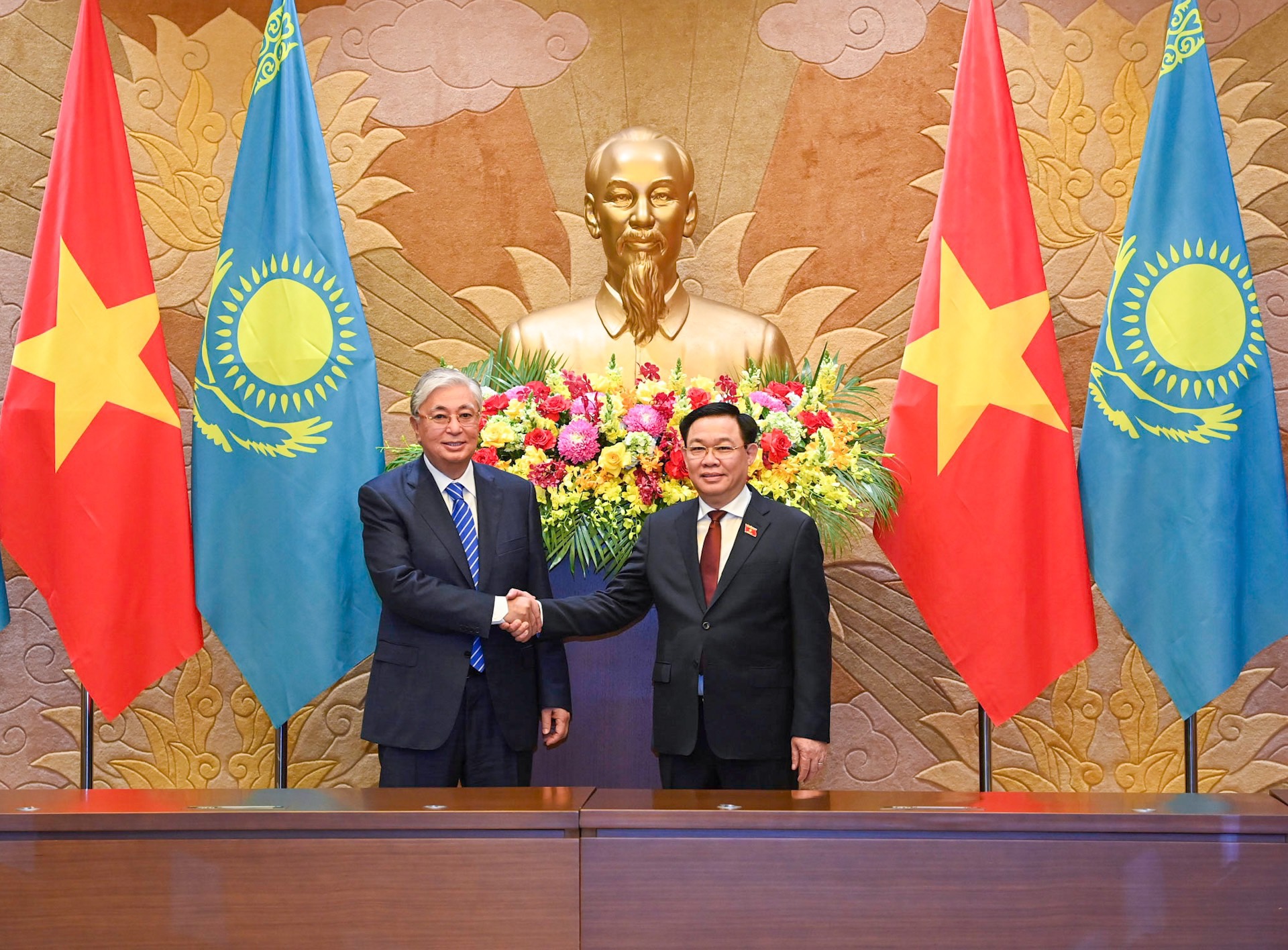 Tổng thống Kassym-Jomart Tokayev mong Quốc hội Việt Nam và Nghị viện Kazakhstan tăng cường hợp tác, trao đổi kinh nghiệm hoạt động, mang lại lợi ích cho cả 2 nước. Ảnh: Hải Nguyễn