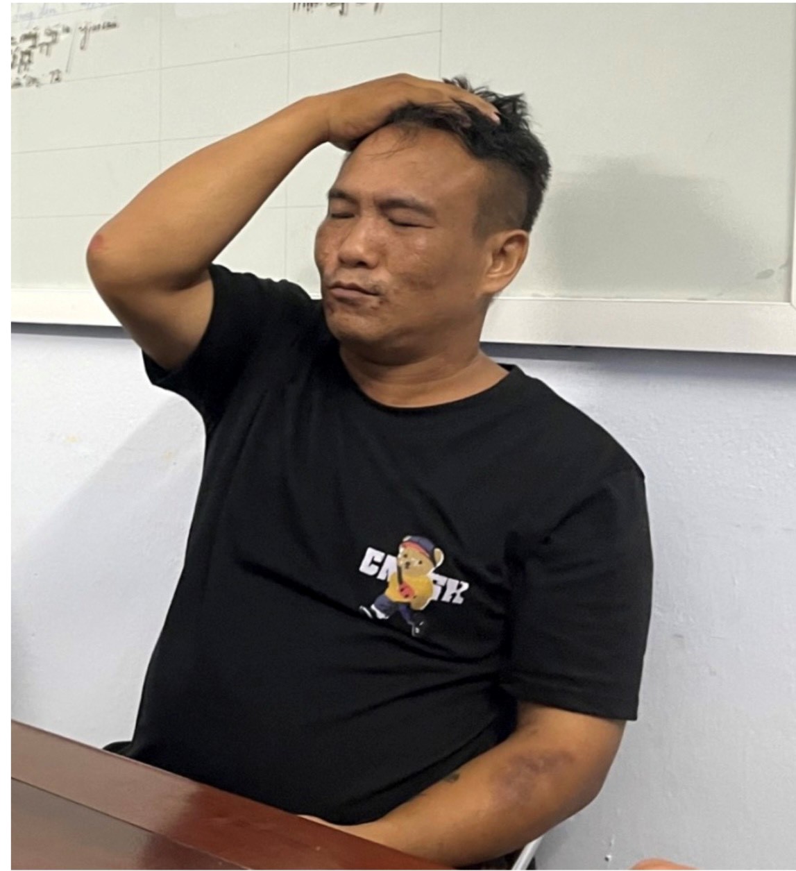 Theo công an quận Đồ Sơn, Trần Đức Trình có biểu hiện mệt mỏi khi làm việc tại cơ quan công an. Ảnh: CA cung cấp