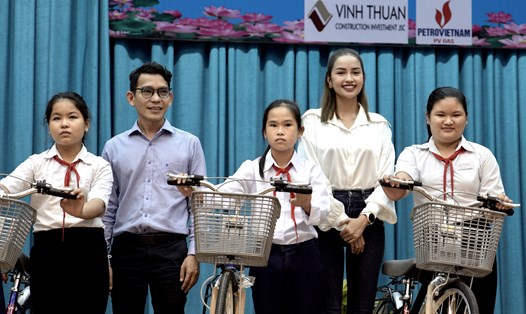 Hoa Hậu Ngọc Châu trao tặng học bổng, xe đạp cho học sinh hiếu học. Ảnh: Ban tổ chức