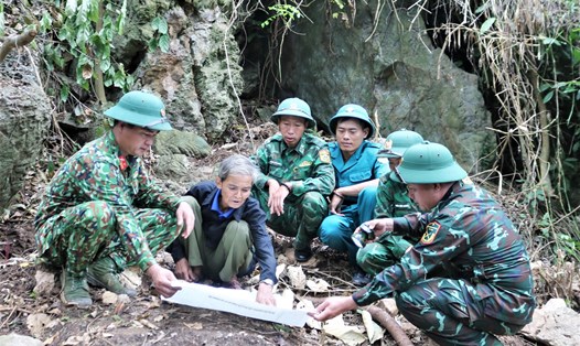 Đội tìm kiếm hài cốt liệt sĩ nhờ người dân hỗ trợ thông tin về hang đá nơi đơn vị công binh trú ẩn và chiến đấu. Ảnh: Duy Đông.