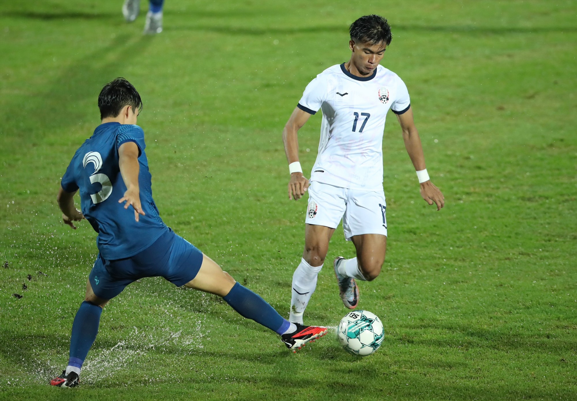 U23 Campuchia (áo trắng) dừng chân tại vòng bảng giải U23 Đông Nam Á. Ảnh: Minh Dân
