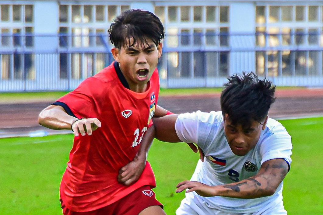 U23 Philippines (trắng) hoà 2-2 trước U23 Lào. Ảnh: LFF 