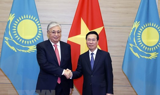  Chủ tịch nước Võ Văn Thưởng và Tổng thống Cộng hòa Kazakhstan Kassym-Jomart Tokayev. Ảnh: TTXVN