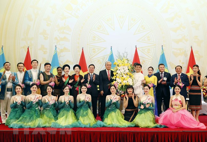  Chủ tịch nước Võ Văn Thưởng và Tổng thống Cộng hòa Kazakhstan Kassym-Jomart Tokayev trong buổi lễ chiêu đãi. Ảnh: TTXVN