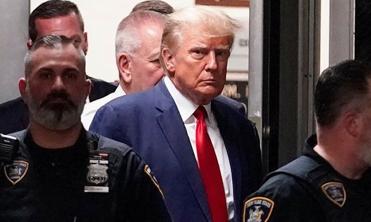 Cựu Tổng thống Mỹ Donald Trump (giữa) ra tòa ở New York, ngày 4.4.2023. Ảnh: AP