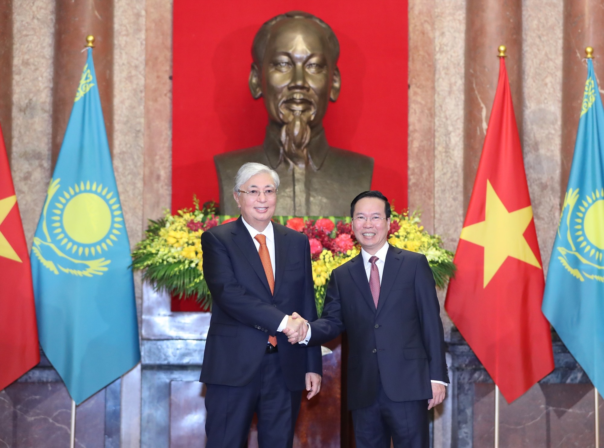 Chủ tịch nước Võ Văn Thưởng đón Tổng thống Kazakhstan Kassym-Jomart Tokayev. Ảnh: Hải Nguyễn