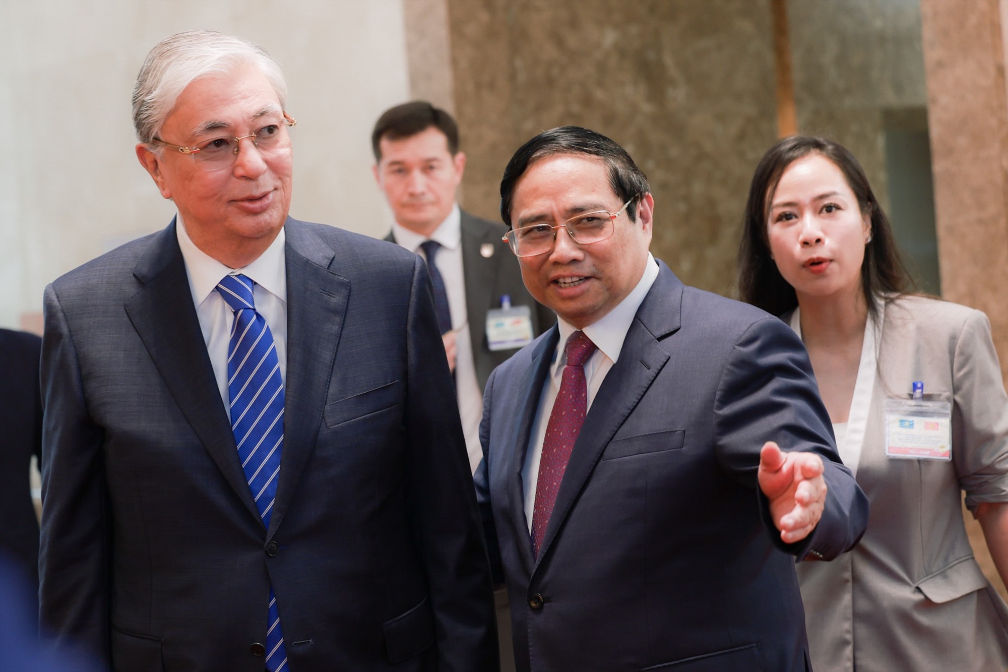 Thủ tướng Phạm Minh Chính đón Tổng thống Kazakhstan Kassym-Jomart Tokayev. Ảnh: Hải Nguyễn