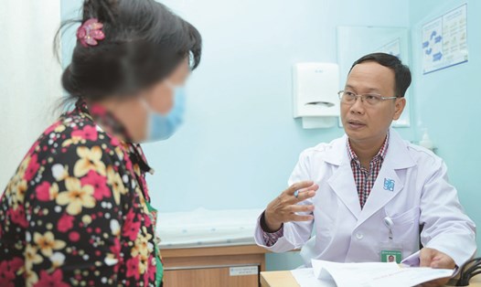 Bác sĩ khám cho người bệnh. Ảnh: Bệnh viện Đại học Y Dược TP Hồ Chí Minh