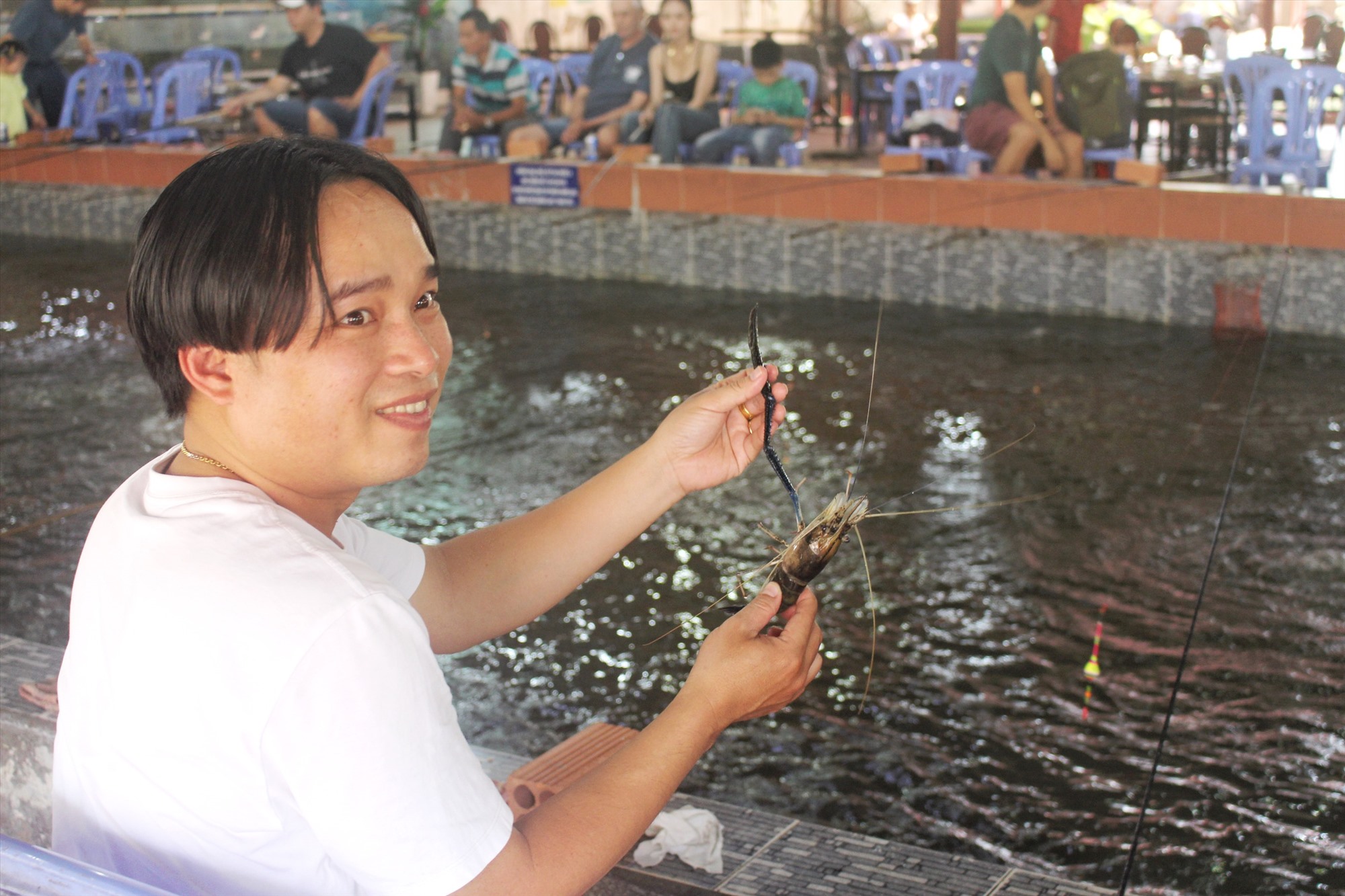 Thú vui câu tôm thu hút đông đảo khách trải nghiệm tại bán đảo Thanh Đa, TPHCM.