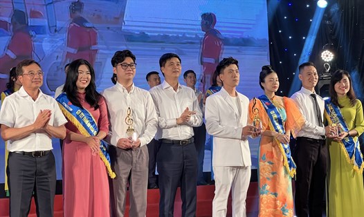 Phó Chủ tịch Tổng Liên đoàn Lao động Việt Nam Ngọ Duy Hiểu (thứ tư từ trái sang) trao lưu niệm và chúc các đoàn đạt thành tích cao. Ảnh: Kiều Vũ