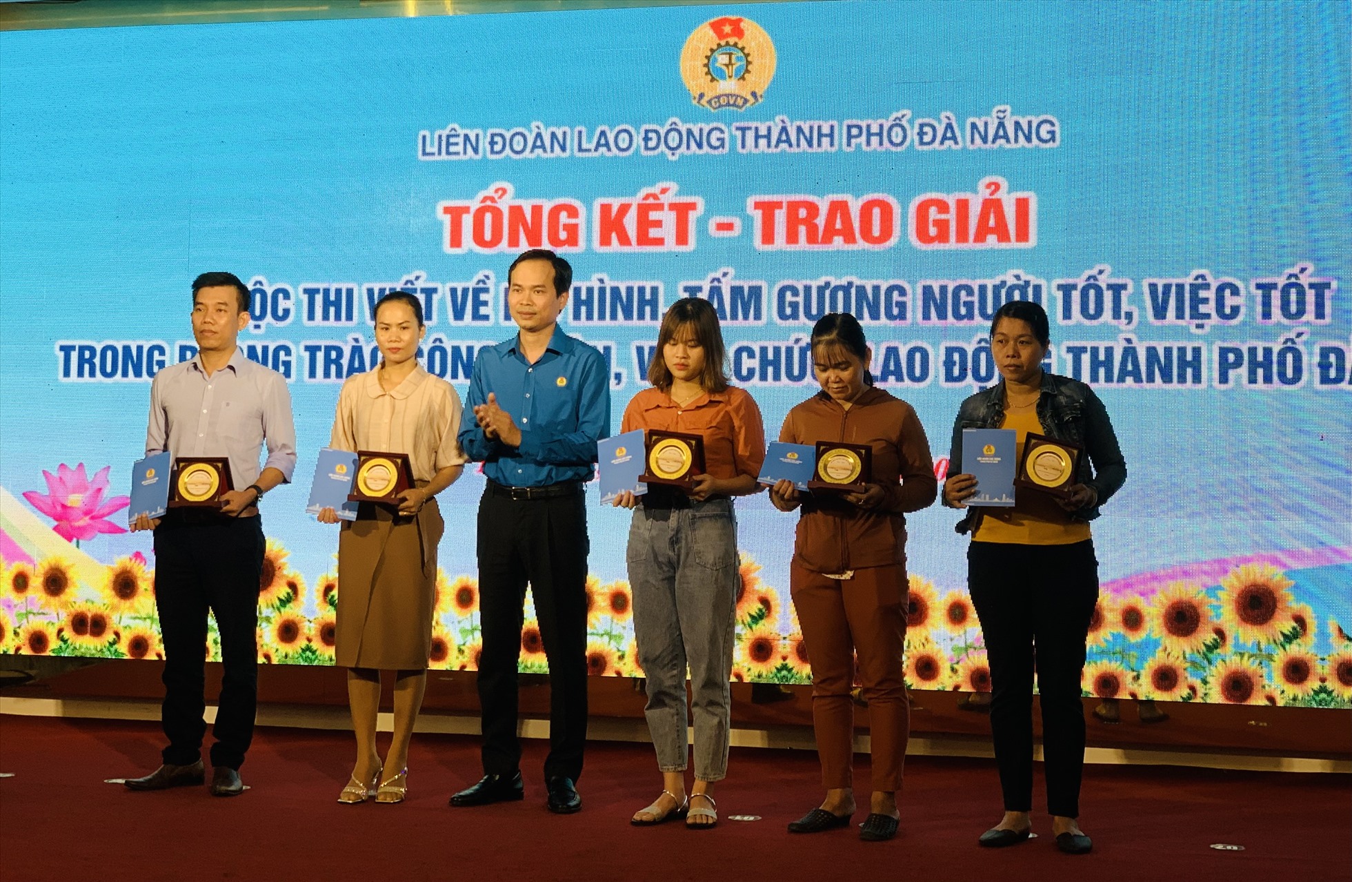 Ông Nguyễn Duy Minh - Chủ tịch LĐLĐ thành phố Đà Nẵng - trao tặng thưởng cho các nhân vật đặc biệt trong cuộc thi lần thứ nhất, năm 2022. Ảnh: Tường Minh