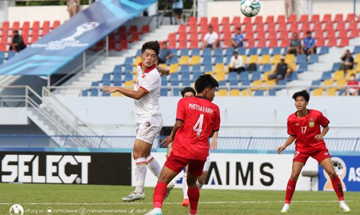 U23 Việt Nam (áo trắng) chuẩn bị hướng đến trận đấu thứ 2 tại giải U23 Đông Nam Á 2023 trước đối thủ U23 Philippines. Ảnh: VFF