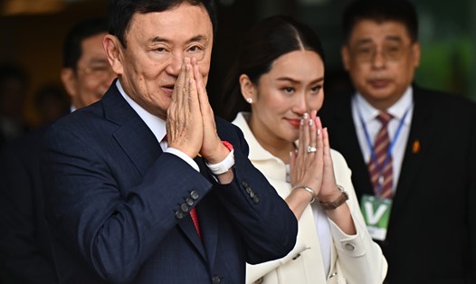 Cựu Thủ tướng Thái Lan Thaksin Shinawatra cùng con gái út Paetongtarn Shinawatra (phải) tại sân bay Don Mueang của Bangkok, Thái Lan ngày 22.8.2023. Ảnh: AFP
