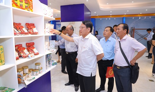 Các doanh nghiệp giới thiệu các sản phẩm OCOP, sản phẩm đặc trưng của Tiền Giang tại TPHCM. 