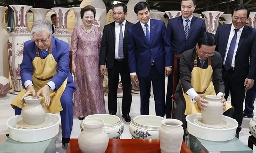 Chủ tịch nước Võ Văn Thưởng và Tổng thống Kazakhstan Kassym-Jomart Tokayev trải nghiệm làm gốm tại Công ty Gốm Chu Đậu. Ảnh: TTXVN