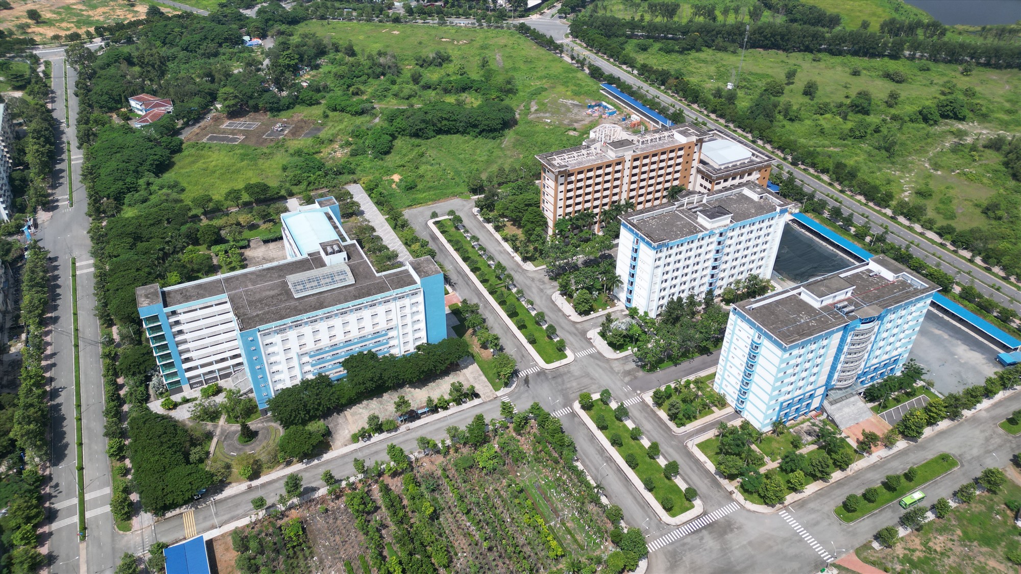 ĐH Bách khoa gồm những tòa nhà với thiết kế màu xanh da trời, nằm gần Ký túc xá khu A của ĐHQG TP HCM. 