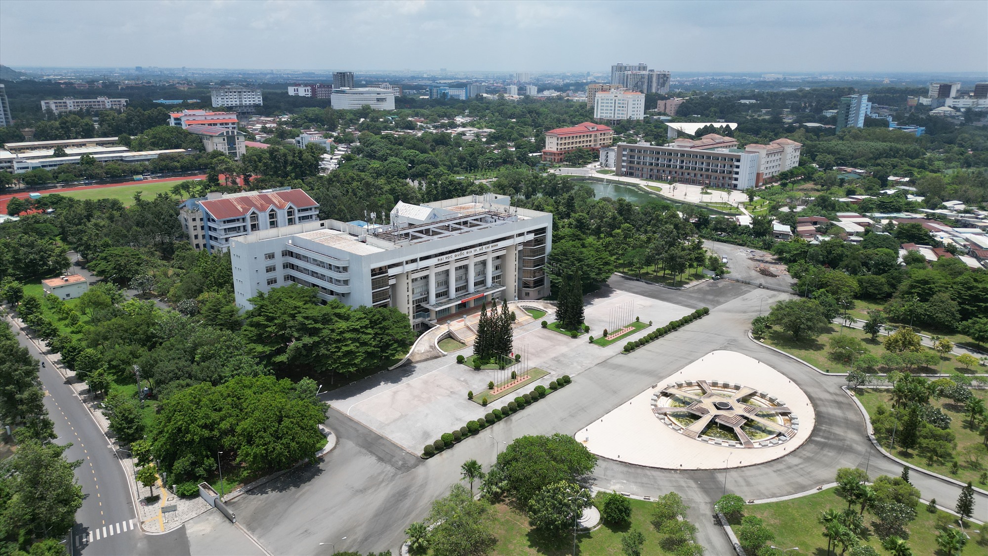 Đại học Quốc gia (ĐHQG) TPHCM được thành lập tháng 1.1995 và chính thức ra mắt vào tháng 2.1996, được xây dựng trên diện tích 643 ha thuộc TP Thủ Đức (TPHCM) và TP Dĩ An (Bình Dương).