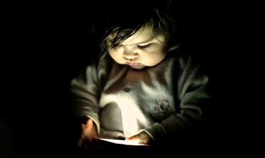 Thời gian tiếp xúc với các thiết bị điện tử như điện thoại di động tăng có thể khiến trẻ chậm phát triển. Ảnh: Chụp màn hình