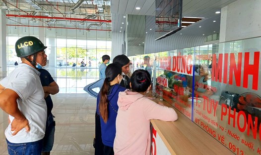 Hành khách hỏi mua vé ở Bến xe Miền Đông mới (thành phố Thủ Đức).  Ảnh: Minh Quân