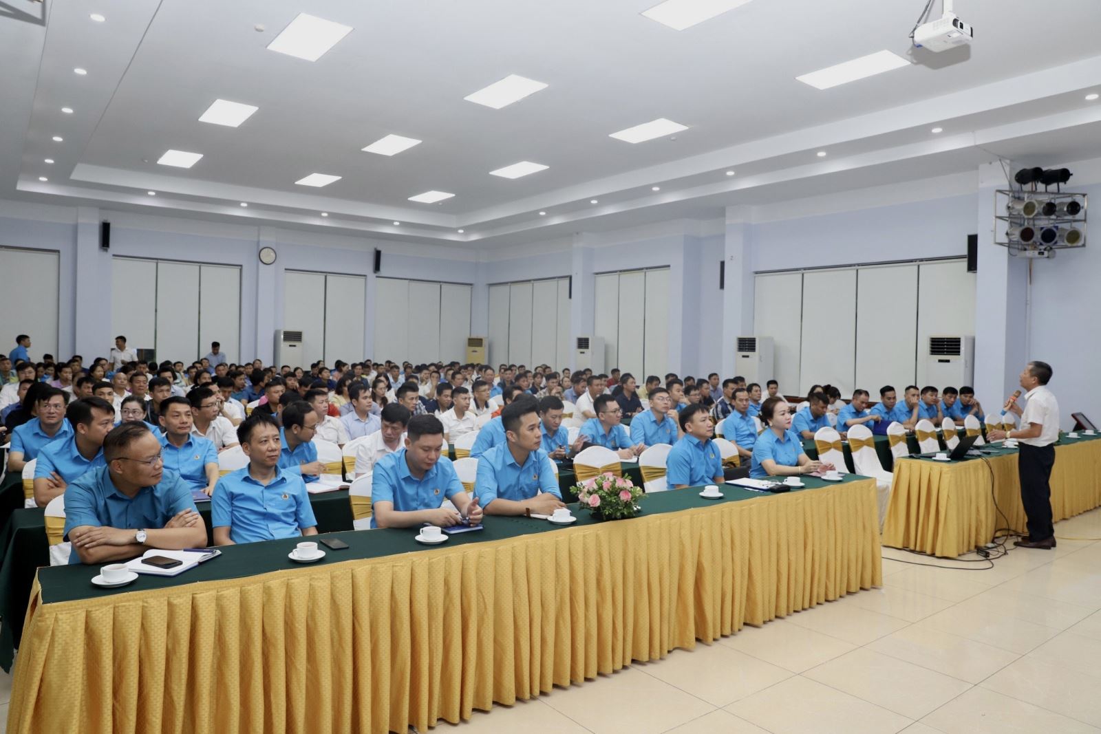 Tập huấn nghiệp vụ cho 224 cán bộ từ tổ trưởng công đoàn trở lên. Ảnh: CĐ than Hòn Gai
