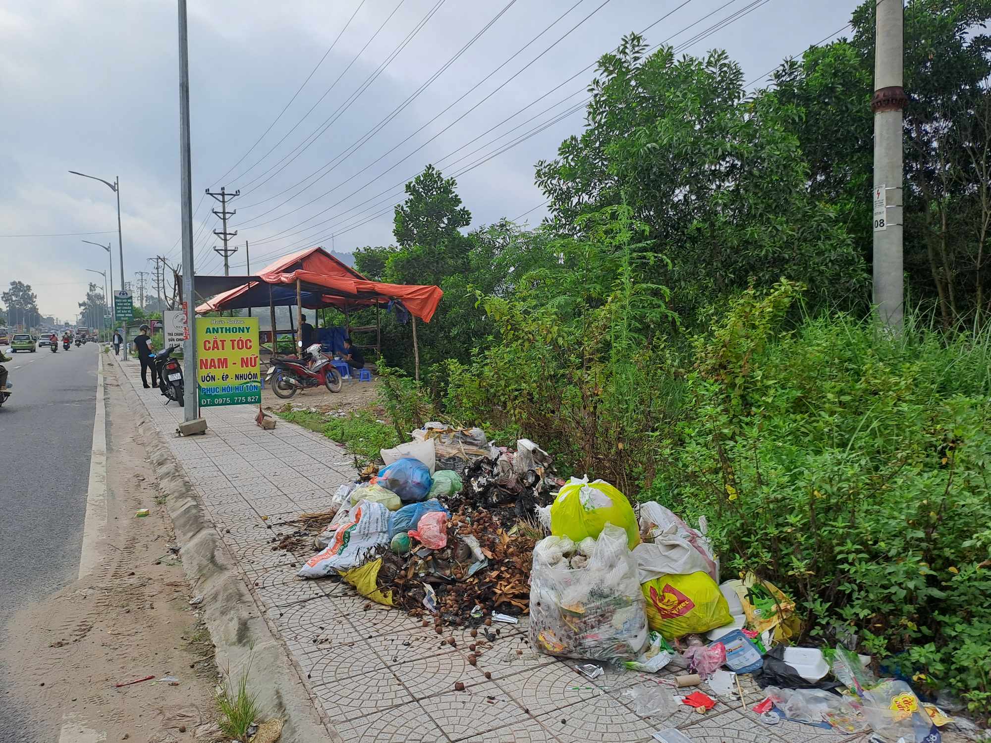 Rác thải đổ tràn lan tại tỉnh lộ 266 gây mất mỹ quan đô thị. Ảnh: Minh Hạnh