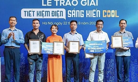 Ban tổ chức cuộc thi "Tiết kiệm điện - sáng kiến cool" trao giải cho các thí sinh đạt giải nhì. Ảnh: BTC