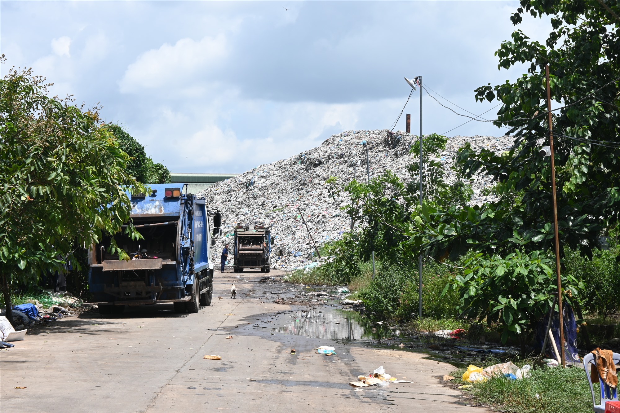 Lượng rác tại nhà xưởng của Nhà máy xử lý rác thải Bến Tre chất cao như “núi“. Ảnh: Thành Nhân