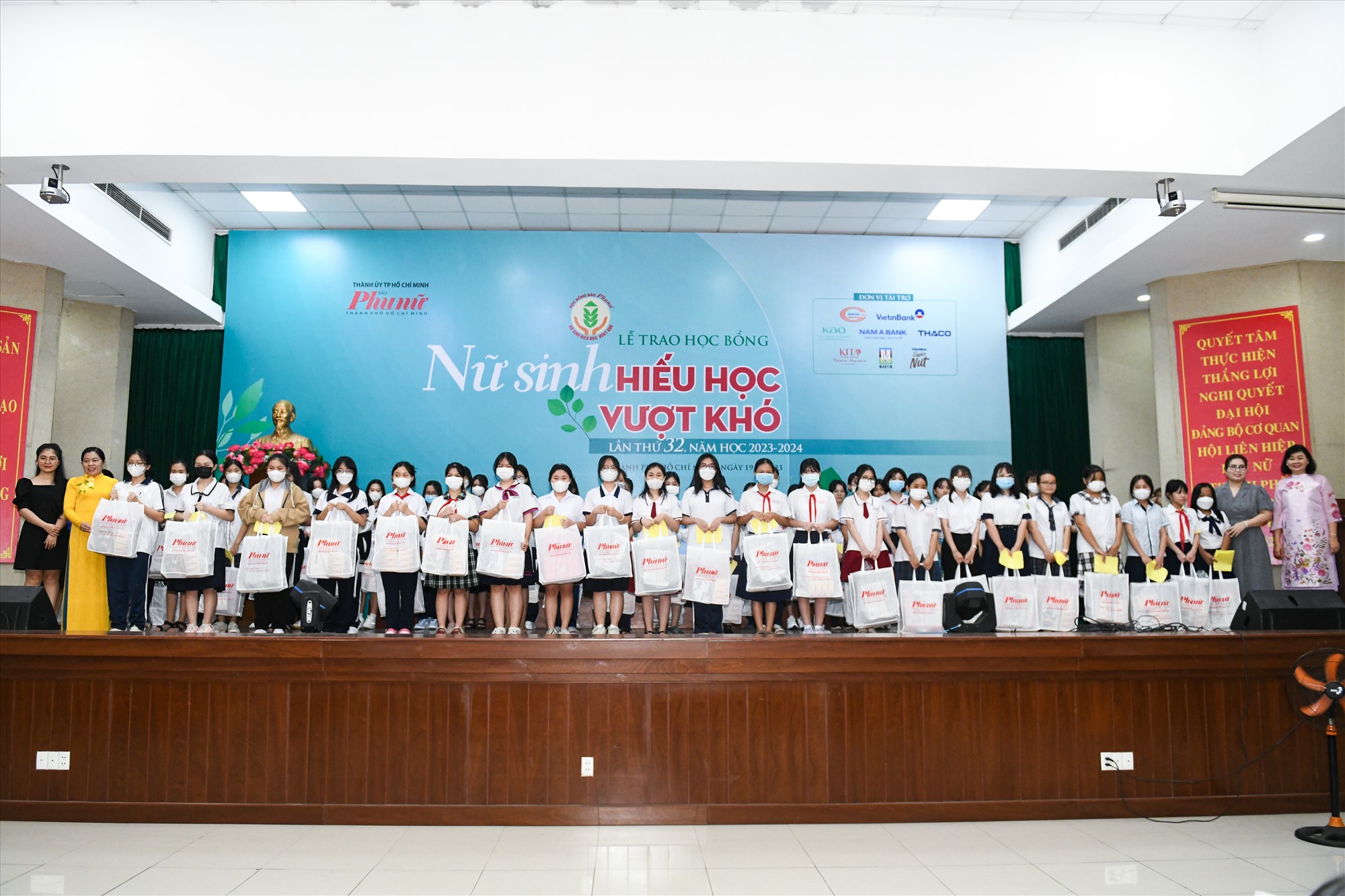 Đại diện Him Lam Land (đầu tiên từ trái qua) cùng đại diện các cơ quan, đơn vị trao tặng học bổng cho các em “nữ sinh hiếu học vượt khó”.