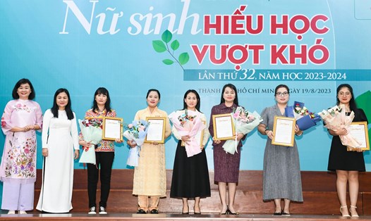 Đại diện các nhà tài trợ nhận hoa và thư cảm ơn từ báo Phụ Nữ TP.HCM. Ảnh: Doanh nghiệp cung cấp