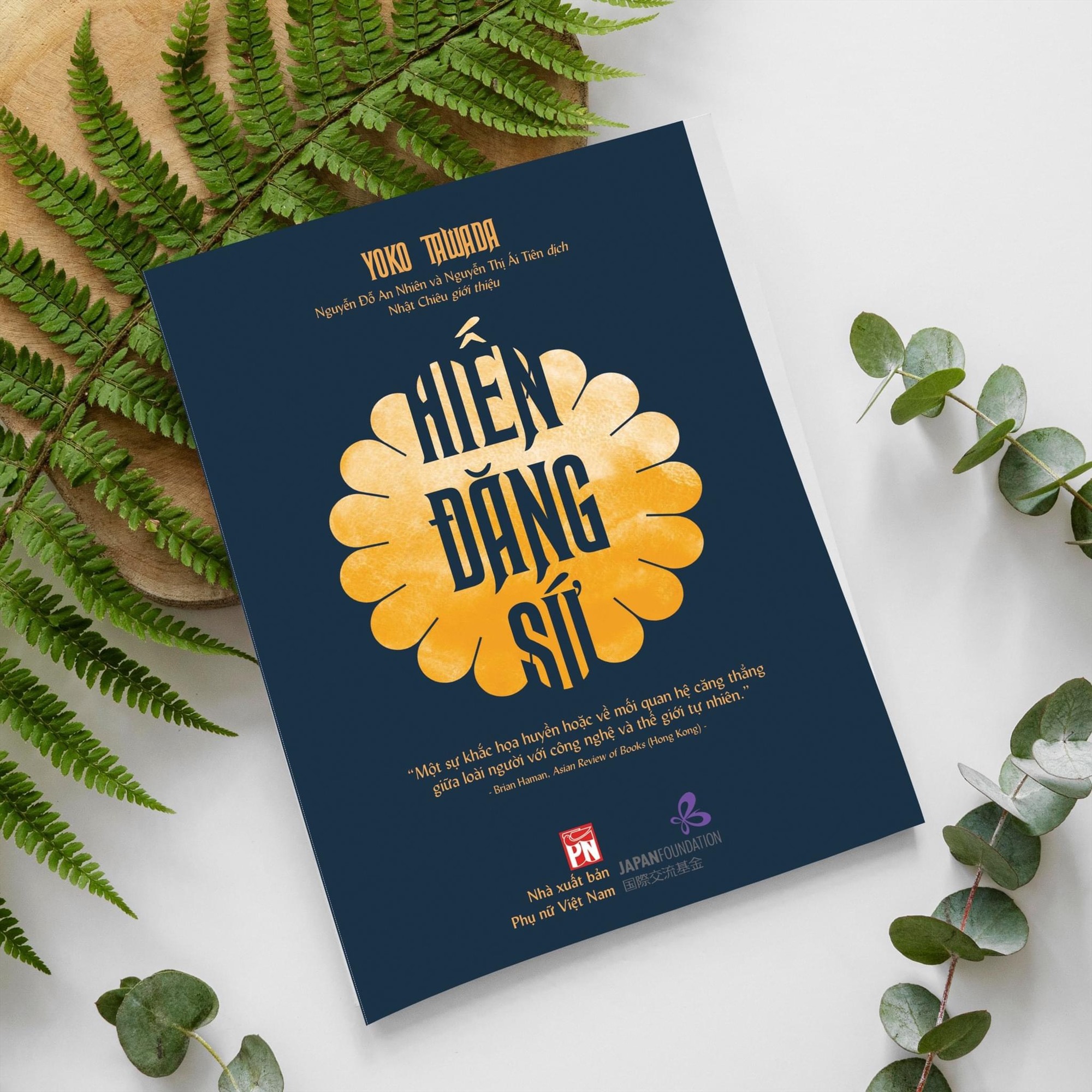 "Hiến đăng sứ" được xem là một cuốn sách lạ. Ảnh: NXB Phụ nữ Việt Nam