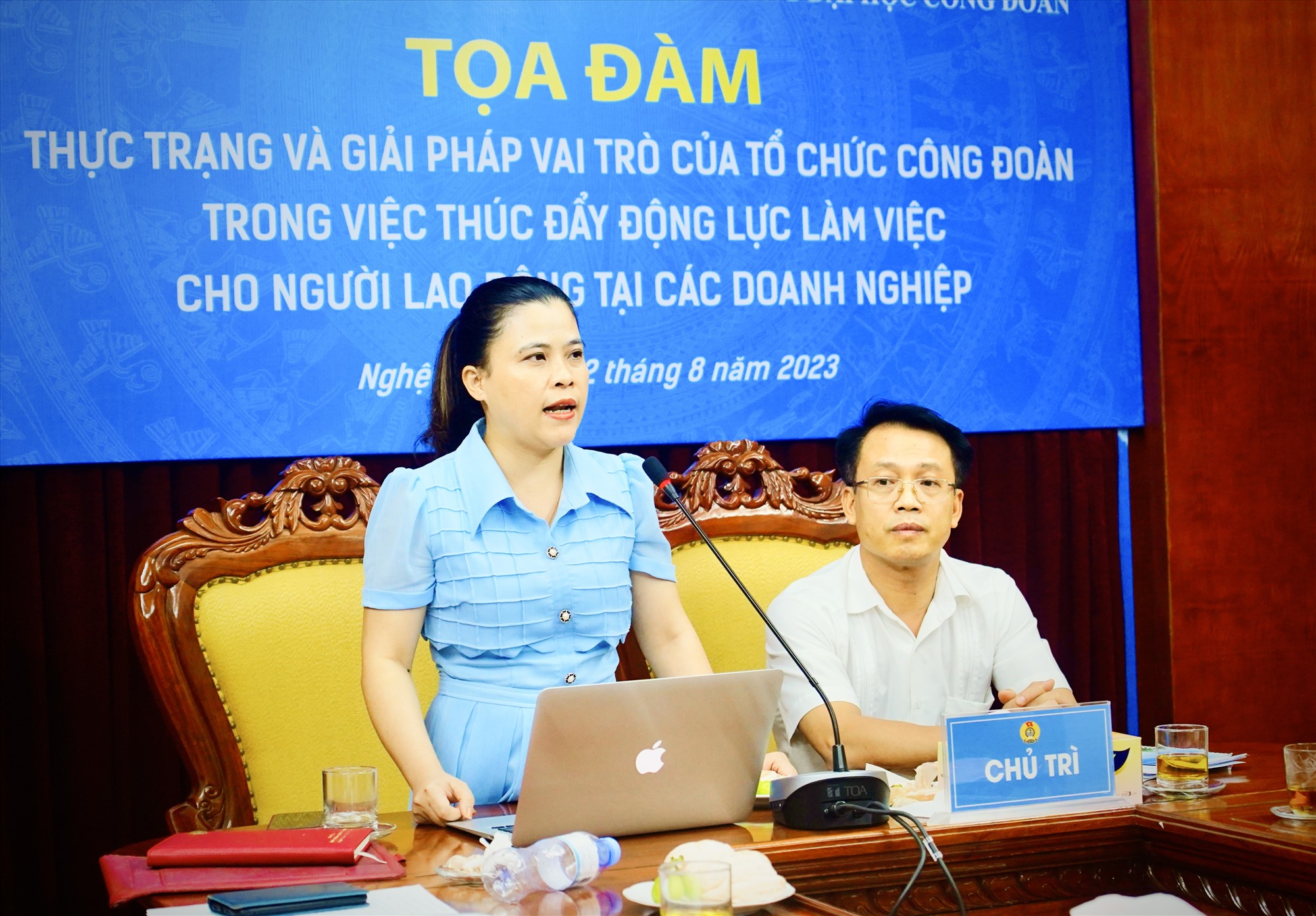 Ông Nguyễn Chí Công – Phó Chủ tịch LĐLĐ tỉnh Nghệ An và TS Lê Thị Thuý Ngà – Phó Trưởng khoa công tác xã hội Trường Đại học Công đoàn đồng chủ trì buổi tọa đàm. Ảnh: Quỳnh Trang
