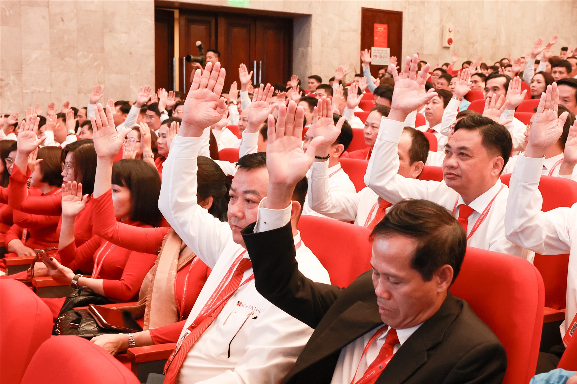 Các đại biểu dự Đại hội tiến hành biểu quyết. Ảnh: Hải Nguyễn