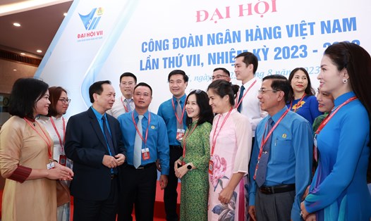 Ông Đào Minh Tú -  Chủ tịch Công đoàn Ngân hàng Việt Nam (thứ 3 từ trái sang) giao lưu với các đại biểu tham dự Đại hội. Ảnh: Hải Nguyễn