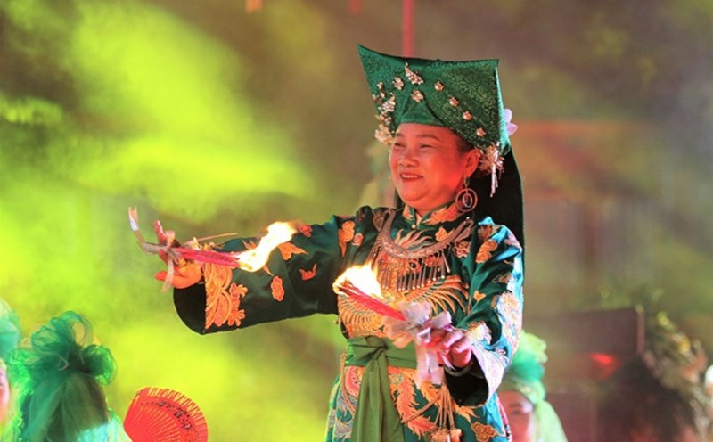 Hầu Đồng Ở Huế: Khám Phá Nét Văn Hóa Độc Đáo