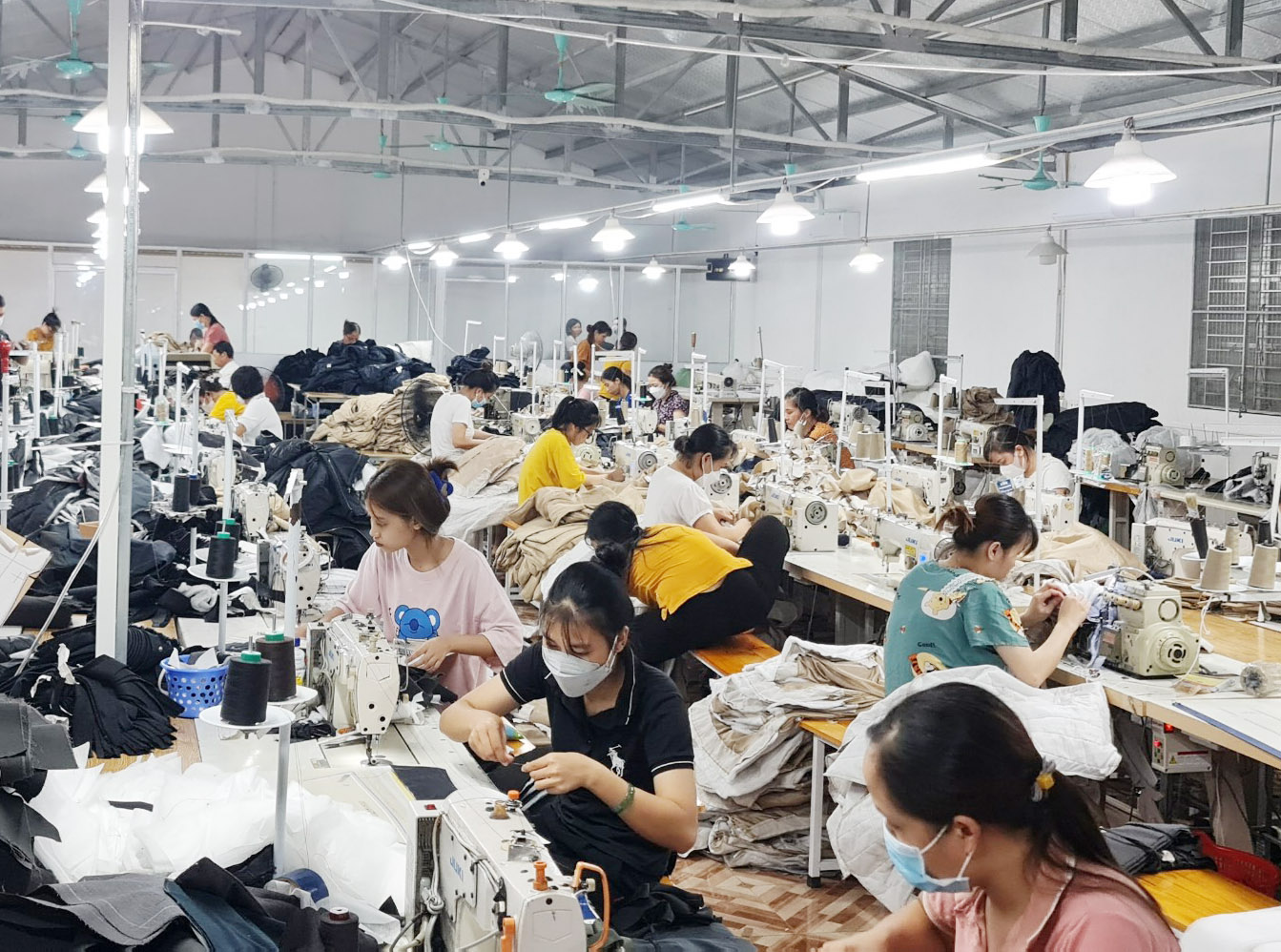 Không có nhiều công nhân lao động trực tiếp làm được đến 55 - 60 tuổi. Ảnh minh hoạ: Mạnh Cường
