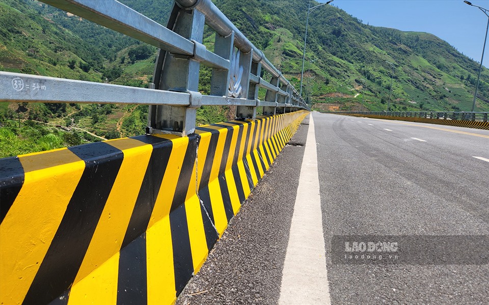 Từ TP Lào Cai lên thị xã Sa Pa khoảng 30 km, đi theo đường 4D cũ sẽ phải qua dốc ba tầng thường xuyên sạt lở. Cầu mới hoàn thiện sẽ rút ngắn khoảng 2,5 km so với đường cũ và không phải đi qua dốc ba tầng. Ảnh: Bảo Nguyên