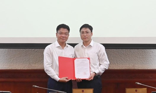 Bộ trưởng Lê Thành Long trao quyết định bổ nhiệm ông Đỗ Xuân Quý làm Chánh Văn phòng Bộ Tư pháp. Ảnh: Bộ Tư pháp.