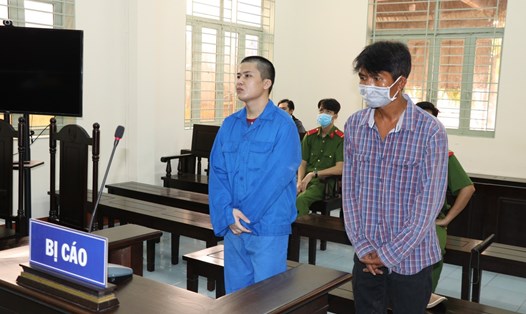 Bị cáo Lê Thanh Bảo và Nguyễn Thanh Sang tại phiên tòa xét xử về tội “trộm cắp tài sản”. Ảnh: Công an cung cấp