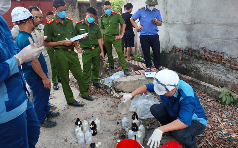 Lực lượng chức năng đã tiến hành lấy mẫu nước thải của Công ty Cổ phần Prime để tiến hành phân tích, xét nghiệm nguồn nước. Ảnh: Bảo Nguyên