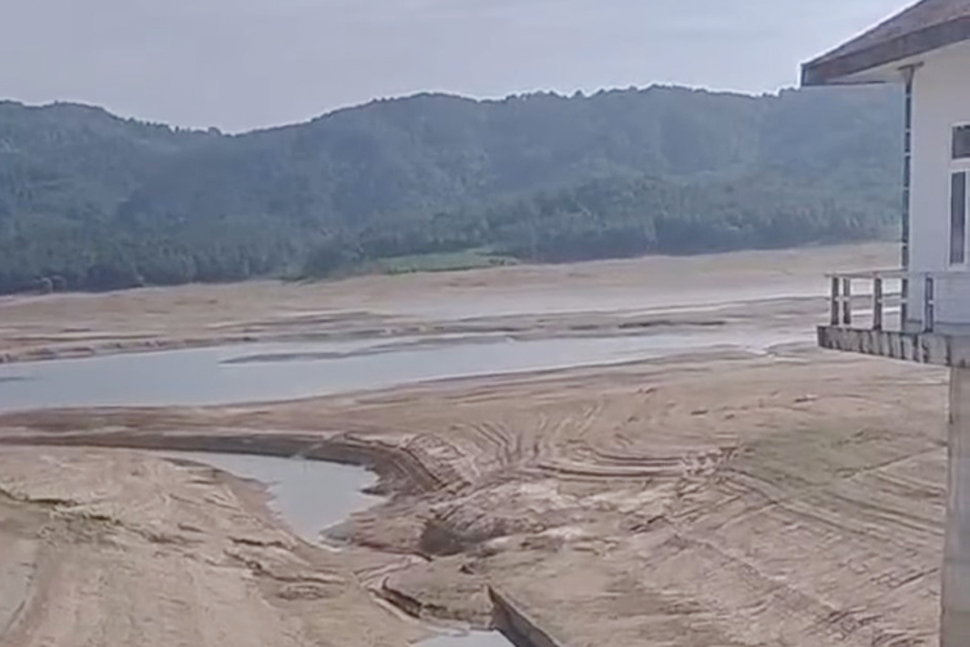 Nguồn nước thô cho Nhà máy nước sạch Bắc Cẩm Xuyên ở hồ Kẻ Gỗ hiện đã bị cạn, ảnh hưởng đến việc cấp nước. Ảnh: Trần Tuấn. 