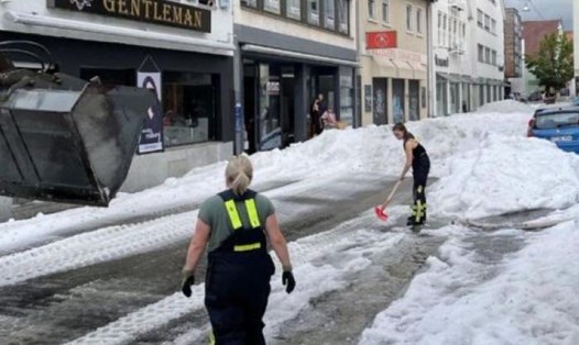 Tuyết rơi dày tới 30 cm ở Reutlingen, Đức ngày 4.8.2023. Ảnh: ES Euro