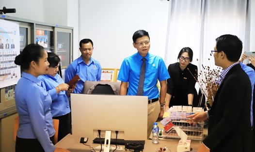 Ban Biên tập Báo Lao Động trao tặng một số trang thiết bị, máy móc phục vụ tác nghiệp cho cán bộ, phóng viên, biên tập viên Báo Heng Ngan. Ảnh: Phan Anh