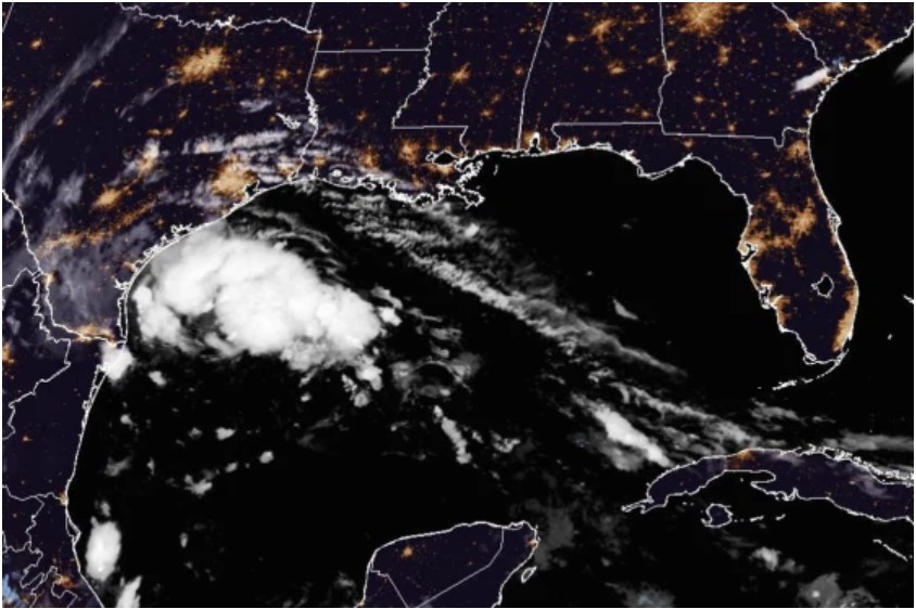 Bão nhiệt đới Harold tiến vào Texas sáng 22.8, giờ địa phương. Ảnh: NOAA
