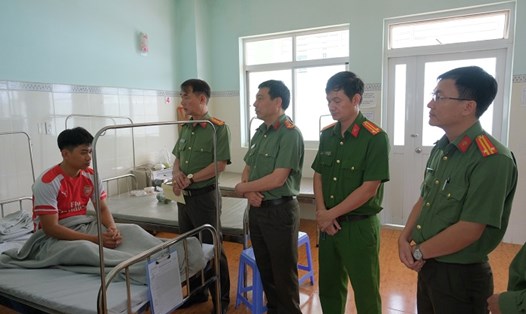 Lãnh đạo Công an tỉnh Lâm Đồng tới thăm hỏi, động viên trung úy Nguyễn Minh Tuấn. Ảnh: Lê Sơn