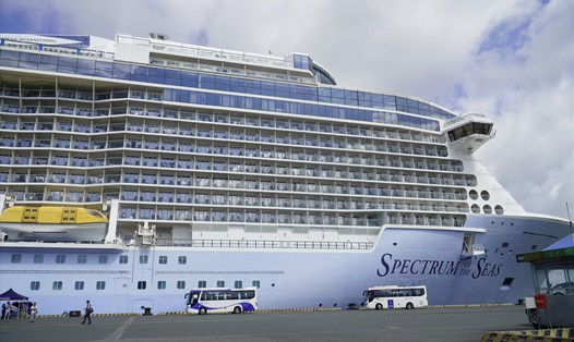 Du thuyền Spectrum of the Seas thuộc hãng Royal Caribbean Cruise Lines. Đây là siêu du thuyền lớn nhất và hiện đại nhất châu Á.