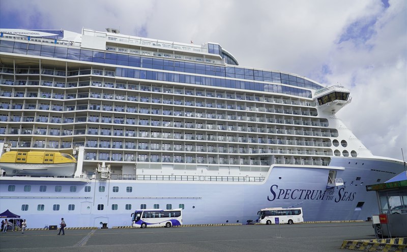 Du thuyền Spectrum of the Seas thuộc hãng Royal Caribbean Cruise Lines. Đây là siêu du thuyền lớn nhất và hiện đại nhất châu Á.