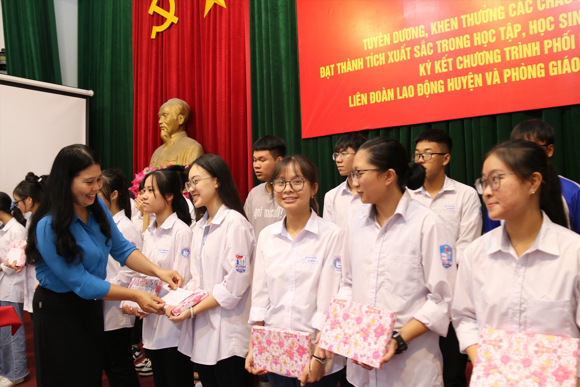 Chủ tịch LĐLĐ huyện Hưng Hà - bà Đặng Thị Kim Cúc trao khen thưởng cho các cháu. Ảnh: Bá Mạnh