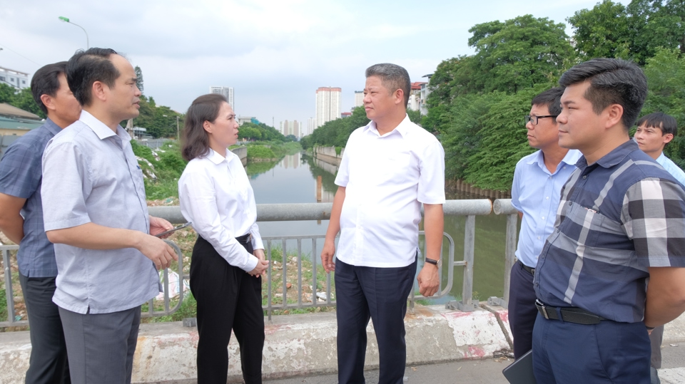 Phó Chủ tịch UBND TP Hà Nội Nguyễn Mạnh Quyền trao đổi với đại diện các sở ngành, UBND quận Hà Đông tại hiện trường dự án. Ảnh: Hanoi.gov
