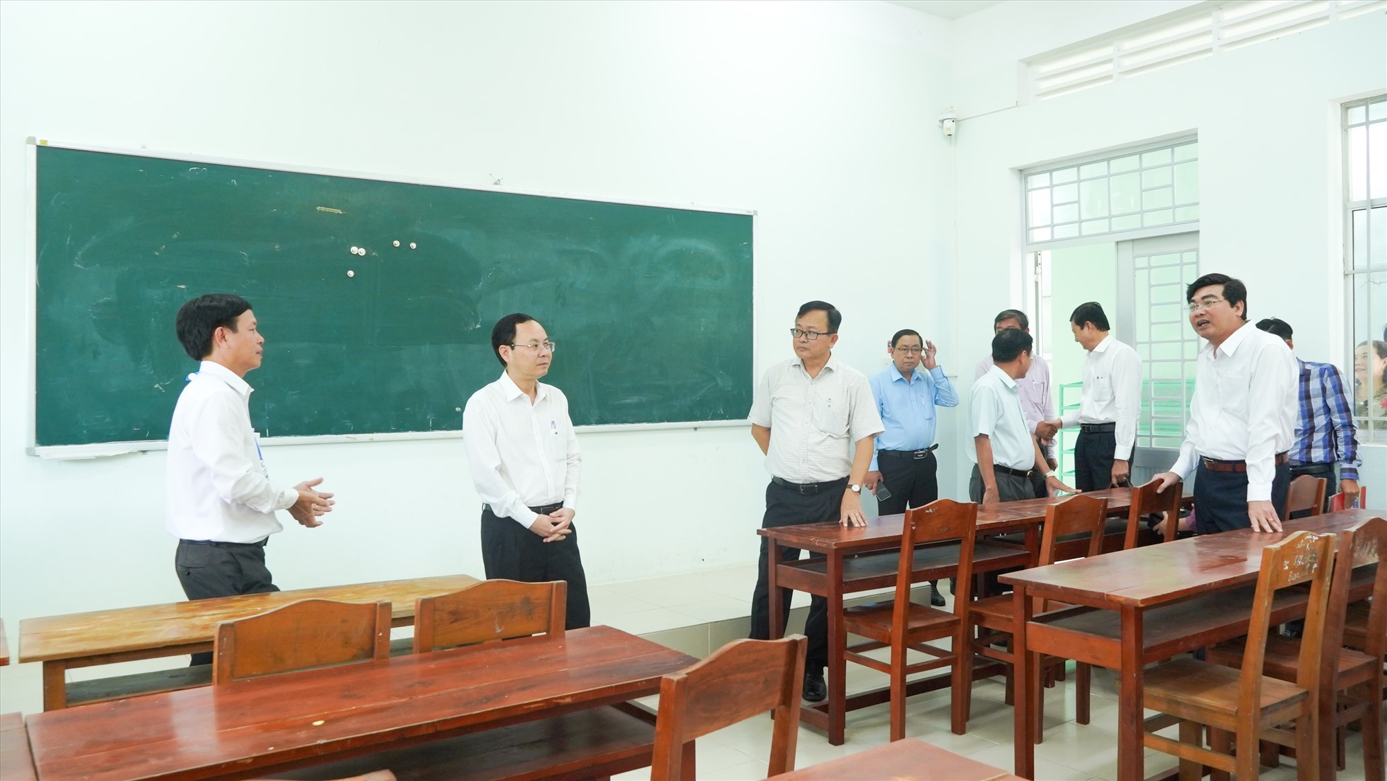 Bí thư Thành ủy Cần Thơ Nguyễn Văn Hiếu cùng đoàn công tác đã đi thăm và nắm tình hình thực tế một số trường trên địa bàn TP. Ảnh: Tạ Quang