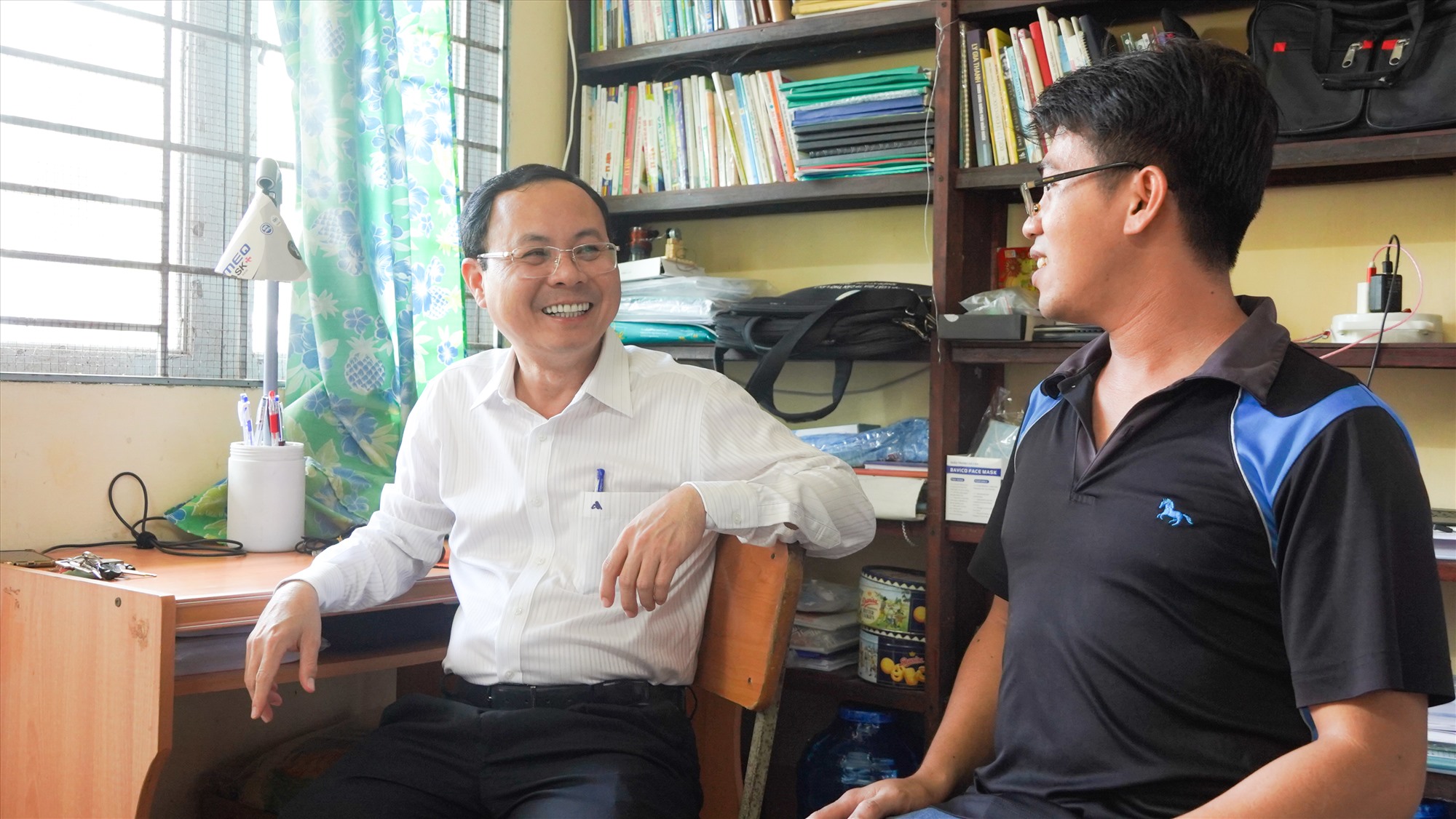 Bí thư Thành ủy Cần Thơ Nguyễn Văn Hiếu thăm gia đình giáo viên đang sống tại khu tập thể giáo viên Trường THPT Thới Lai. Ảnh: Tạ Quang